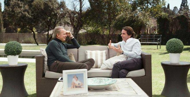 Fotografía facilitada por Telecinco que muestra al expresidente del Gobierno José María Aznar (d) que ha participado en el programa "Mi casa es la tuya", presentado por Bertín Osborne. | EFE