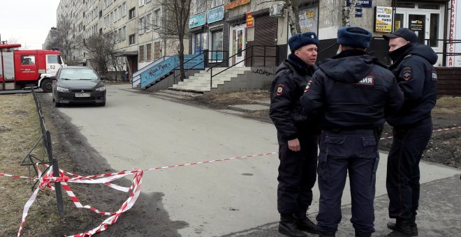 Agentes de Policía en una zona residencial en San Petersburgo. /REUTERS