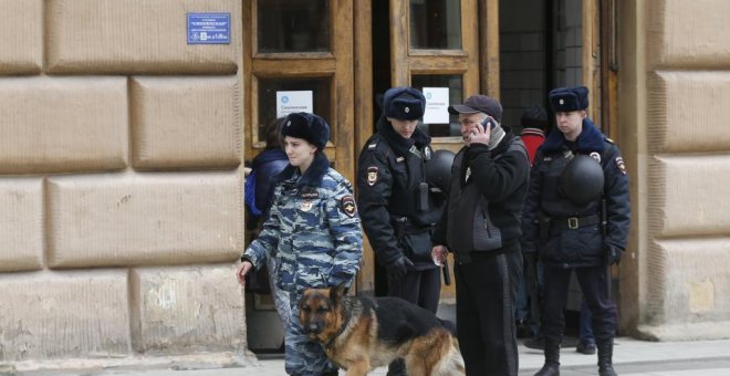 Varios policías en las inmediaciones del edificio / EFE