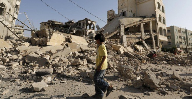 Un niño pasea entre los escombros en Yemen.