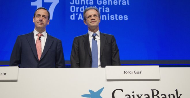 El consejero delegado de CaixaBank, Gonzalo Gortázar (i), y el presidente de CaixaBank, Jordi Gual (d), minutos antes de la junta general ordinaria de accionistas, en Barcelona. EFE/Marta Pérez