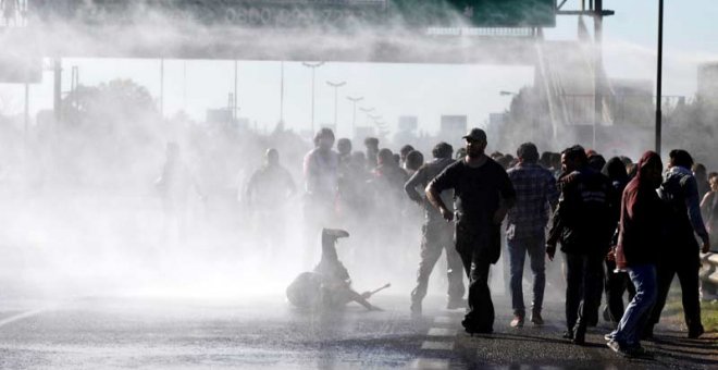 Varios manifestantes son reprimidos con mangueras de agua durante la jornada de huelga general en Argentina. | REUTERS