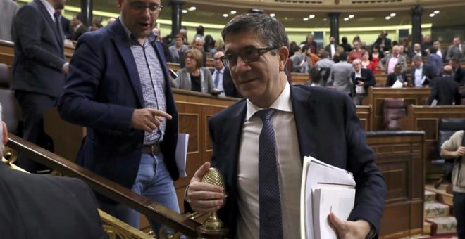 César Luena junto a Patxi López en el pleno celebrado este jueves en el Congreso. /EFE