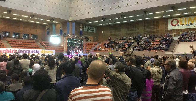 Participantes en la Asamblea fundacional del nuevo partido catalán durante el canto de 'Grandola Vila Morena'. PÚBLICO