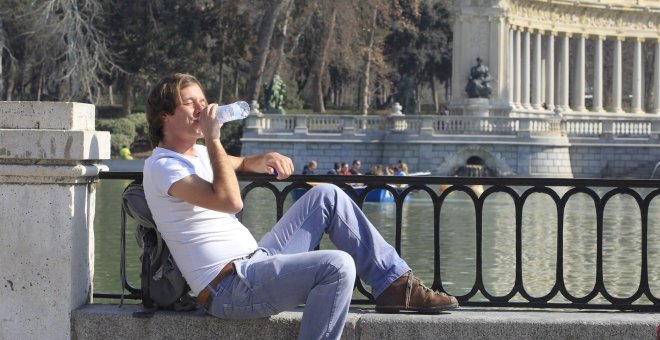 Imagen de un hombre en el parque del Retiro de Madrid estos días de sol y buenas temperaturas / EUROPA PRESS