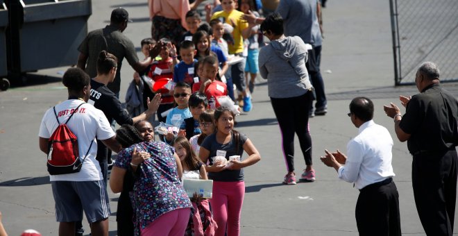 Los alumnos del colegio de North Park en San Bernardino, California, son evacuados tras el tiroteo. REUTERS/Mario Anzuoni