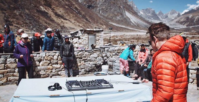 El DJ británico Oakenfold en el Everest.- AFP