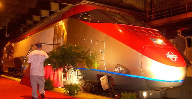 Presentación en la Union Station de Washingtone su modelo de tren de alta velocidad en octubre de 2002. REUTERS/Mike Theiler