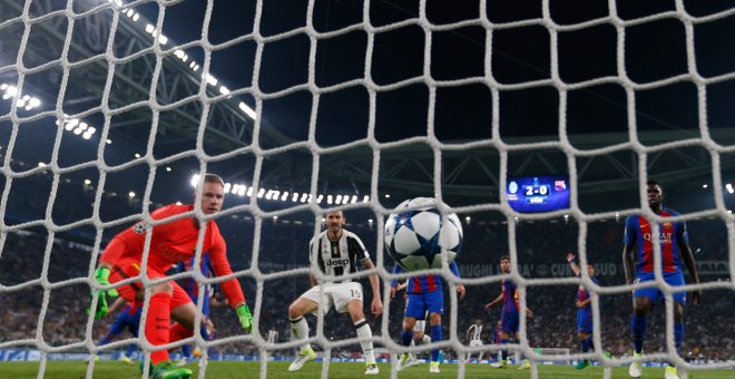 El portero del Barcelona Marc-Andre ter Stegen ve cómo el balón se cuela en su portería tras el cabezazo de Chiellini que supuso el 3-0. - REUTERS