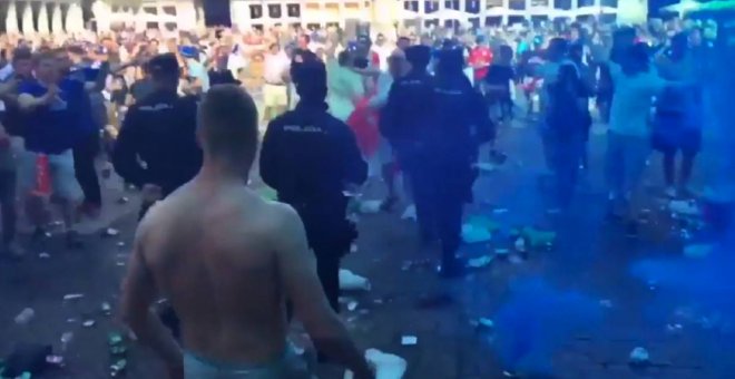 Hooligans ingleses causan el caos en la Plaza Mayor.- TWITTER @PintsandPyro‏