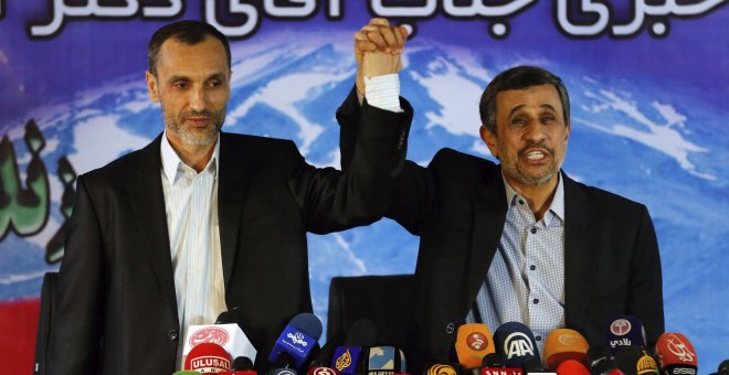 El expresidente iraní, Mahmud Ahmadineyad (d), y el candidato a la presidencia, Hamid Baghaei (i), durante una rueda de prensa en Teherán, Irán. EFE