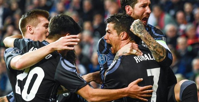 El jugador del Real Madrid Cristiano Ronaldo celebra con sus compañeros el segundo gol anotado ante el Bayern. - EFE