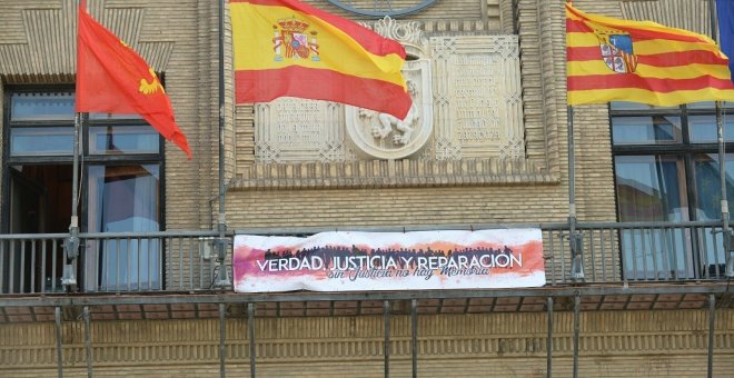 Pancarta de en apoyo a la conmemoración de la II República en el ayuntamiento de Zaragoza./ EUROPA PRESS