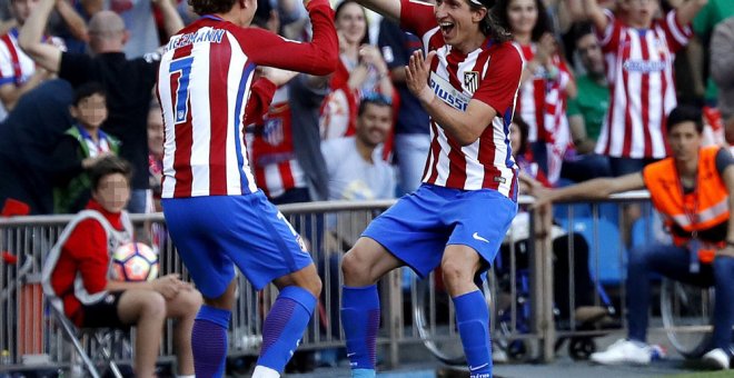 El defensa brasileño del Atlético de Madrid Filipe Luis Kasmirski, celebra uno de sus goles ante el Osasuna. EFE