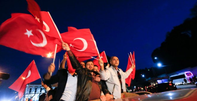 Simpatizantes de Erdogan ondean la bandera turca para celebrar la victoria del 'sí' en el referéndum esta tarde en Estambul. REUTERS