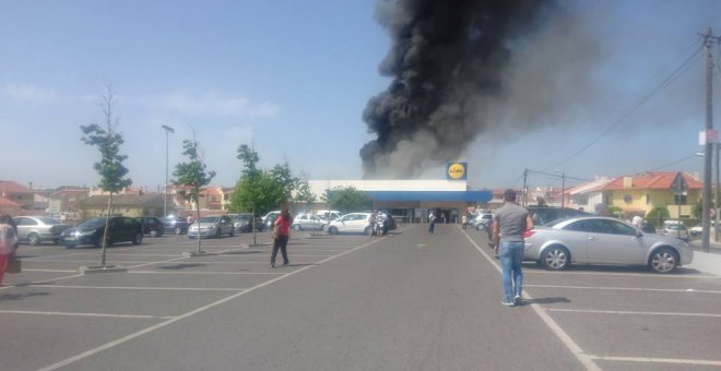Una humareda sale del lugar del accidente aéreo, junto a una supermercado cerca de Lisboa.- FACEBOOK / FABIO MIGUEL