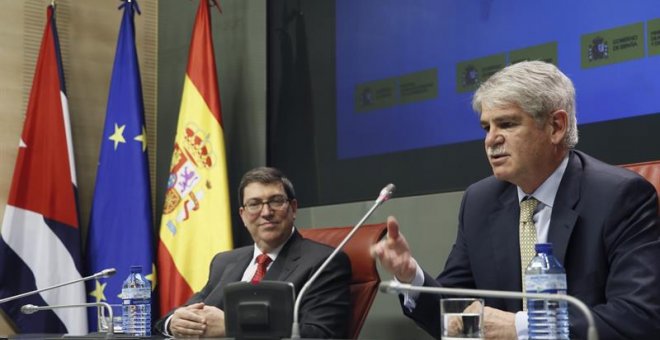 El ministro español de Asuntos Exteriores, Alfonso Dastis (d), y el ministro de Relaciones Exteriores de Cuba, Bruno Rodríguez, durante la rueda de prensa ofrecida tras la reunión que han mantenido hoy en Madrid, dentro de los actos de su visita oficial a