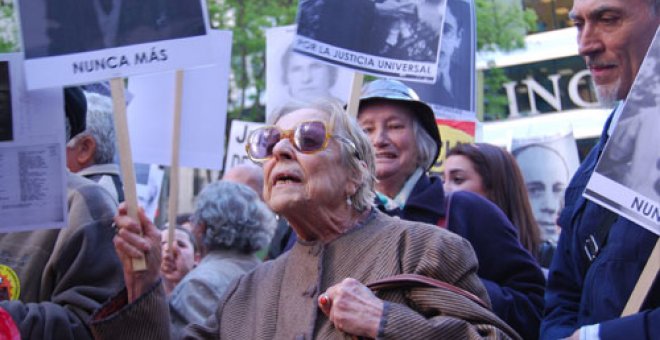 Carmen Arrojo en la concentración en la Audiencia Nacional en apoyo al juez Baltasar Garzón. 14 de mayo de 2010 / JAVI LARRAURI