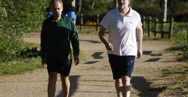 Rajoy, con el marido de Ana Pastor en Pontevedra esta Semana Santa. EFE/Salvador Sas