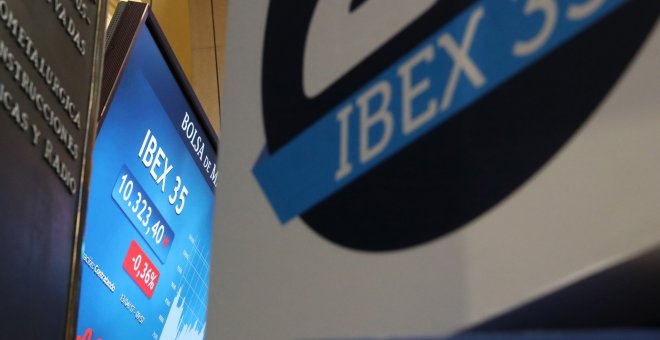 Uno de los paneles informativos de la Bolsa de Madrid con la cotización del Ibex 35. EFE/Zipi