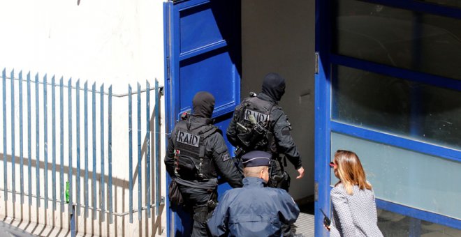 Las fuerzas antiterroristas francesas, durante la operación en Marsella. REUTERS/Philippe Laurenson
