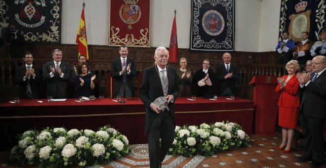El escritor catalán Eduardo Mendoza (c), es aplaudido tras recibir hoy el Premio Cervantes de manos de Felipe VI. EFE/Juan Carlos Hidalgo