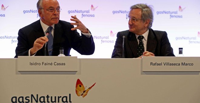 El presidente Gas Natural Fenosa, Isidro Fainé, y el consejero delegado, Rafael Villaseca, durante la rueda de prensa previa a la junta de accionistas de la compañía. EFE/Toni Albir