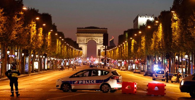 La Policía francesa corta los Campos Elíseos de París tras el tiroteo. REUTERS/Christian Hartmann