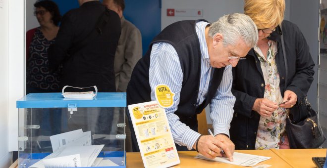 Ciudadanos de Zaragoza participando en el proceso de votación sobre los presupuestos de la ciudad.