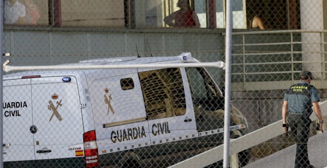 Imagen del furgón de la Guardia Civil que trasladó a Luis Bárcenas a la cárcel de Soto del Real, en Madrid. EFE