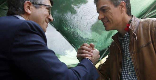 Patxi López y Pedro Sánchez se saludan en Barcelona durante la celebración del Sant Jordi. | EFE