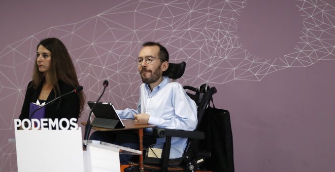 El secretario de Organización de Podemos, Pablo Echenique, y la secretaria de Participación, Noelia Vera, durante la rueda de prensa que han ofrecido en Madrid tras el Consejo de Coordinación del partido. EFE/Emilio Naranjo