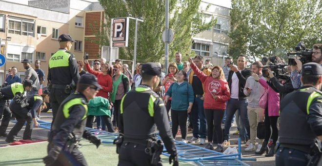 Un grupo de activistas de la PAH protesta contra el desalojo de 27 familias que vivían ocupando dos bloques de pisos vacío en Majadahonda.- PABLO GABANDÉ