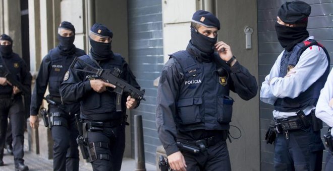 Los Mossos d'Esquadra han detenido a varias personas en una operación contra un grupo vinculado supuestamente al terrorismo yihadista y al crimen organizado / EFE