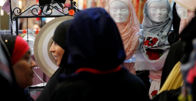 Mujeres musulmanas en un mercadillo cerca de París hace unos días. REUTERS/Philippe Wojazer