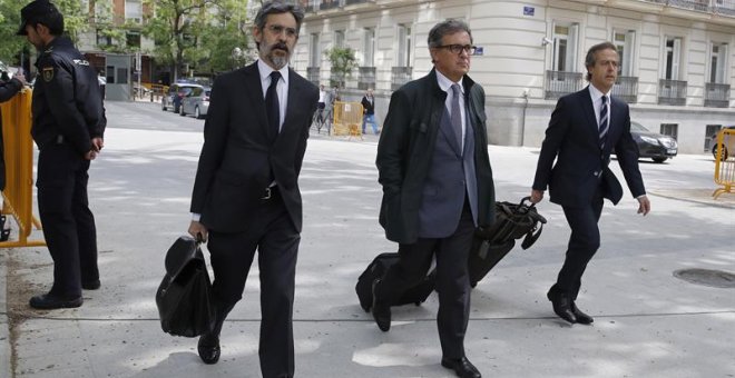 Pujol Ferusola (c), durante su llegada a la Audiencia. EFE/Juan Carlos Hidalgo