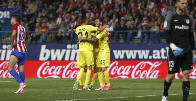 El centrocampista italiano del Villarreal Roberto Soriano (2-d) es felicitado por sus compañeros tras marcar ante el Atlético de Madrid. /EFE