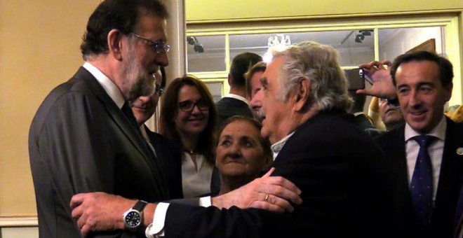 El presidente del Gobierno, Mariano Rajoy, saluda al expresidente uruguayo Pepe Mujica durante una recepción en la embajada de España en Montevideo. | EFE