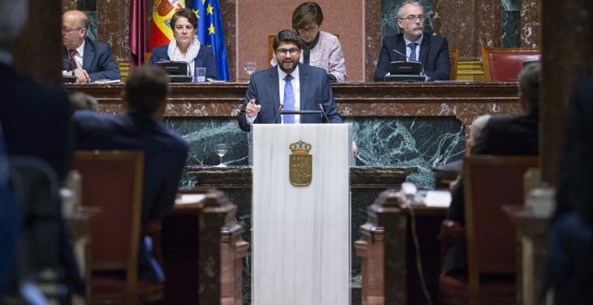 El candidato del PP a la presidencia de la Comunidad Autónoma de Murcia, Fernando López Miras, durante su intervención en la primera sesión del debate de investidura en la Asamblea Regional de Murcia. EFE/Marcial Guillén