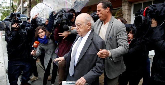 Jordi Pujol surt del seu domicili després de l'escorcoll policial. EFE