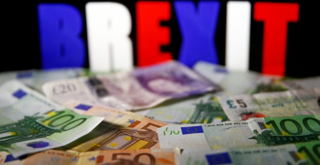 Billetes de euro y libra junto a unas letras que rezan BREXIT. REUTERS/Dado Ruvic/Illustration