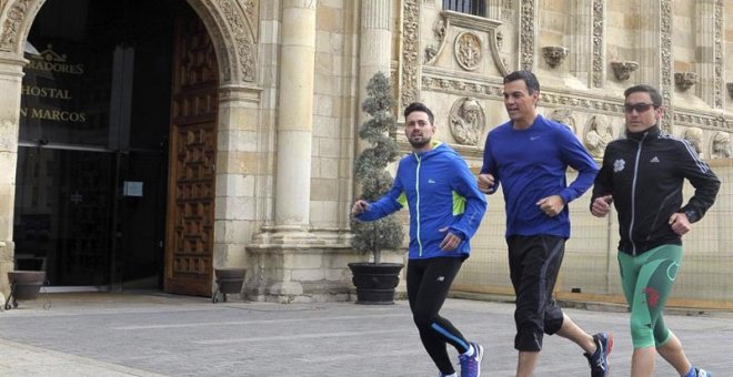 Pedro Sánchez corre por la plaza de San Marcos de León, antes de participar en un acto. / EFE