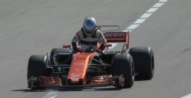Fernando Alonso bajándose del monoplaza al comenzar el Gran Premio de Rusia.EUROPA PRESS/ Formula 1