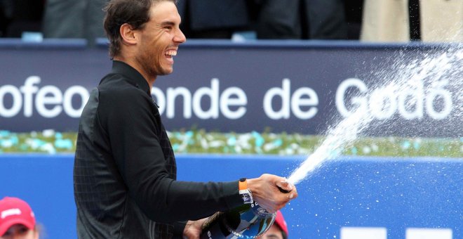 Rafael Nadal celebra su victoria ante Dominic Thiem en la final del Barcelona Open Banc Sabadell, Trofeo Conde de Godo, en Barcelona. EFE/TONI ALBIR