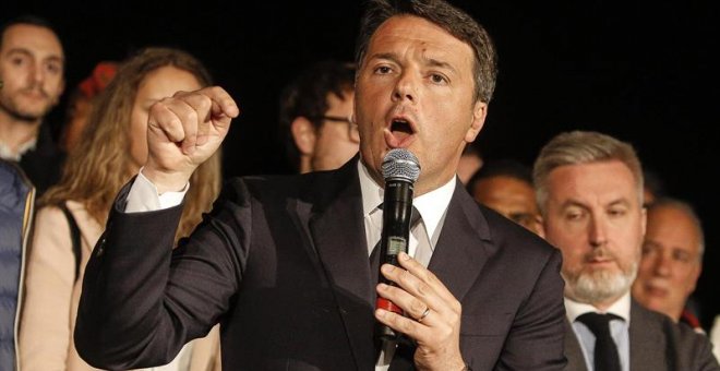 Renzi se dirige a sus seguidores tras ganar las primarias del Partido Demócrata./EFE