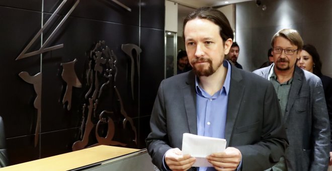 El líder de Podemos, Pablo Iglesias,antes de comparecer en rueda de prensa en el Congreso en la que anunció su intención de abrir una ronda de encuentros con el resto de partidos para presentar en los próximos días una moción de censura contra el presiden