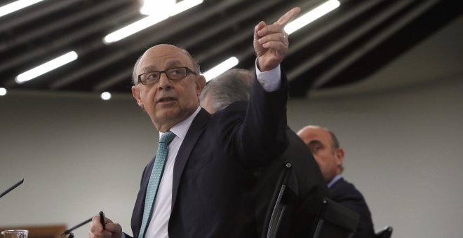 El ministro de Hacienda, Cristóbal Montoro, durante la rueda de prensa posterior a la reunión del Consejo de Ministros en que se aprobó la actualización del Programa de Estabilidad. EFE/Juan Carlos Hidalgo