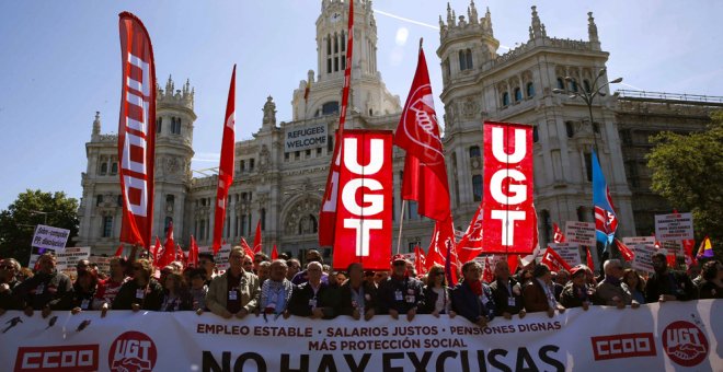La manifestación del Primero de Mayo en Madrid con los líderes de CCOO y UGT, Ignacio Fernandez Toxo y Pepe Álvarez, respectivamente, a la cabeza. EFE/Paco Campos