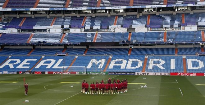 Los jugadores del Atlético de Madrid, durante el entrenamiento del equipo ayer en el estadio Santiago Bernabéu. /EFE