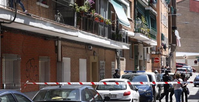 La Policía acordona el número 12 de la calle Dos de Mayo de la localidad madrilleña de Alcobendas donde una mujer de 44 años y su hijo de 12 han sido asesinados. /EFE